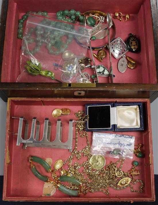 A box of assorted gold and costume jewellery, including a 18ct gold pendant on a 9ct gold chain and an Art Deco silver toastrack.